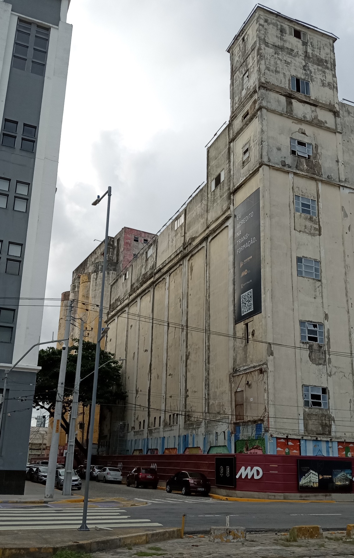 A bit north of the Marco Zero Square ~ the restaurant is on the other end of the silos. The entrance is from the other side.